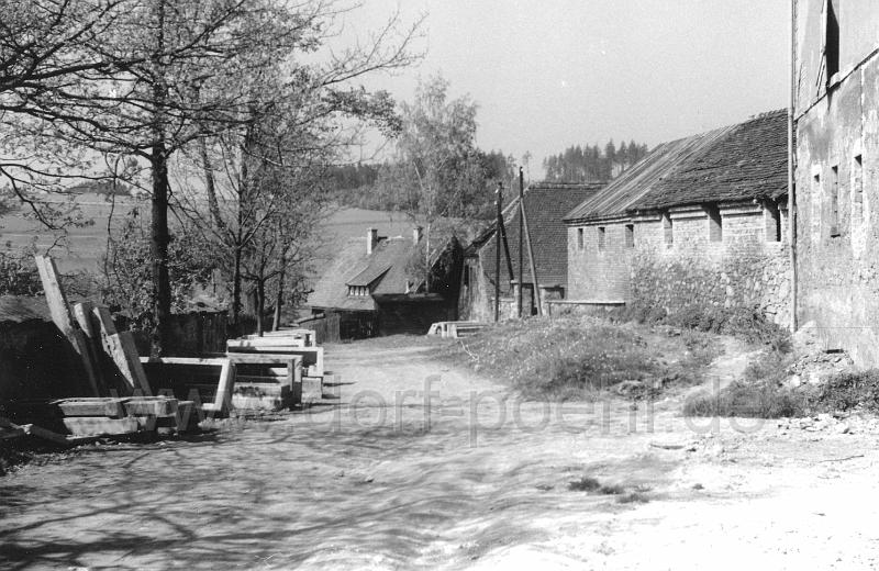 001 (64).jpg - An der Kirchenmauer links sind schon Teile von umgesetzten Grabstellen gelagert, Bildmitte Haus des Försters Kludig